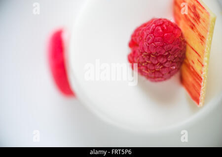 Weißen Kuchen mit Himbeer-Nahaufnahme Stockfoto