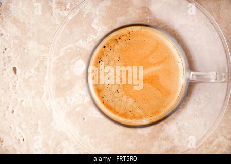 Tasse Kaffee auf der steinernen Tischplatte-Ansicht Stockfoto
