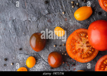 Tomaten mischen mit Gewürzen in der steinernen Tischplatte-Ansicht Stockfoto