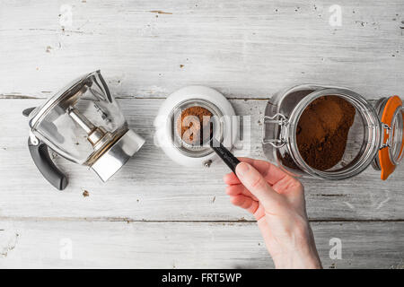 Kaffeezubereitung auf der weißen hölzernen Tischplatte-Ansicht festlegen Stockfoto