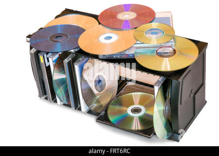 In einem speziellen Behälter zur Aufbewahrung von CDs sind eine Vielzahl von Diskette. Auf weißem Hintergrund dargestellt. Stockfoto