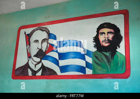 Malerei von Jose Marti und Che Guevara in einer Rumfabrik in Pinar Del Rio, Kuba. Stockfoto