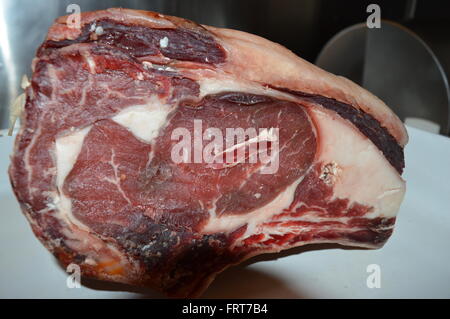 Eine rohe Gelenk Prime Rinderfilet Rindfleisch, Rippe vom Rind, bereit, im Ofen geröstet werden. Stockfoto