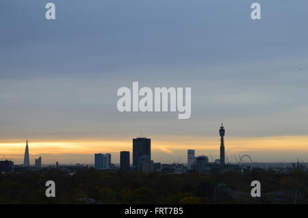 Kultige Aussicht von der Spitze der Primrose Hill London mit legendären Skyline und Gebäuden wie BT Tower und die Scherbe. Sunrise Stockfoto