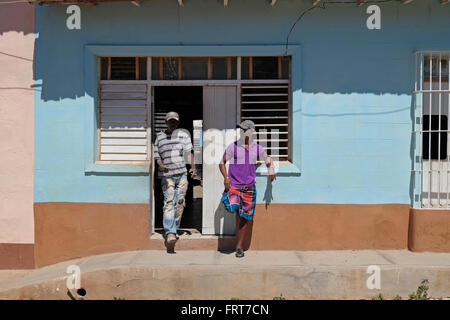 Afro-kubanische Männer stehen vor einem Haus in Trinidad, Kuba. Stockfoto