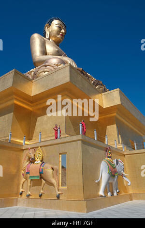 Buddhistische Mönche Fotografieren unter dem Buddha Dordenma Statue, Kuenselphodrang Naturpark, Thimphu, Bhutan. Stockfoto