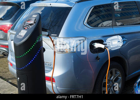 Elektro-Auto aufladen von Batterien an einem Ladegerät Terminal. Milton Keynes, Buckinghamshire, England Stockfoto