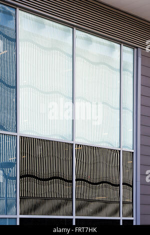 Wellig Stahlbau Architektur auf einem Multi-Story-Parkplatz in Glas Windows abstrakt reflektiert. Milton Keynes, Buckinghamshire, Großbritannien Stockfoto