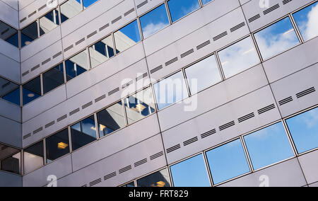 Milton Keynes Bürogebäude Glas Fenster Zusammenfassung. Milton Keynes, Buckinghamshire, England Stockfoto