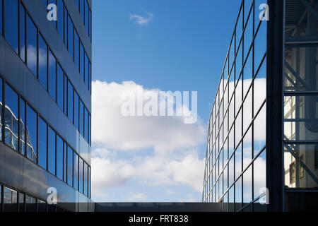 Milton Keynes Bürogebäude Glas Fenster Zusammenfassung. Milton Keynes, Buckinghamshire, England Stockfoto