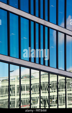 Milton Keynes Bürogebäude Glas Fenster Zusammenfassung. Milton Keynes, Buckinghamshire, England Stockfoto