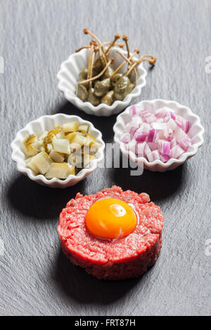 Steak Tartar mit Dekoration Stockfoto