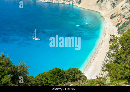 Myrtos Strand, Insel Kefalonia, Griechenland. Schöne Aussicht auf Mirtos Bucht und Strand auf der Insel Kefalonia Stockfoto