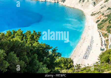 Myrtos Strand, Insel Kefalonia, Griechenland. Schöne Aussicht auf Mirtos Bucht und Strand auf der Insel Kefalonia Stockfoto