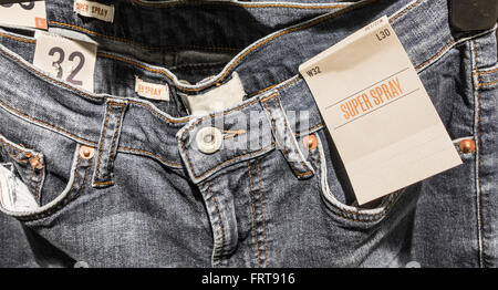 Super Spray auf Jeans in Herren-Kleidung zu speichern. UK Stockfoto