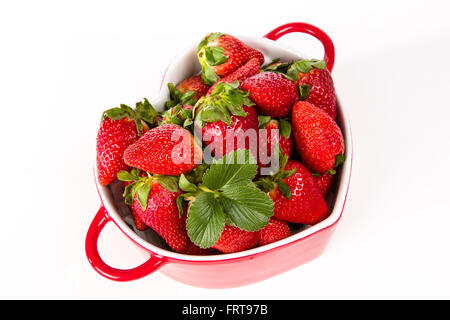 Erdbeeren in einer Schüssel in der Form des Herzens Stockfoto