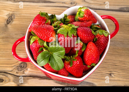 Erdbeeren in einer Schüssel in der Form des Herzens Stockfoto