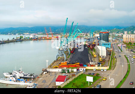 Draufsicht der industriellen Hafenstadt Batumi. Republik Georgien Stockfoto