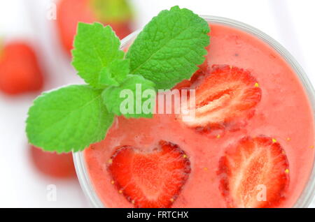 leckere Cocktail aus frischen Erdbeeren im Glas Stockfoto