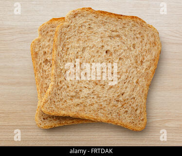 Zwei Brotscheiben auf den hölzernen Hintergrund Stockfoto