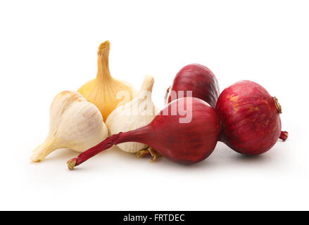 Zwiebel und Knoblauch in Nahaufnahme auf dem weißen Hintergrund isoliert Stockfoto