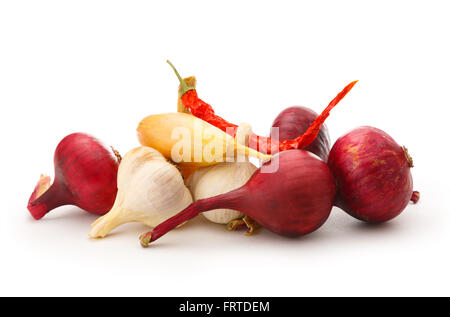 Zwiebel und Knoblauch in Nahaufnahme auf dem weißen Hintergrund isoliert Stockfoto