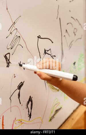 Des Kindes Handzeichnung mit Filzstift auf Tafel Stockfoto