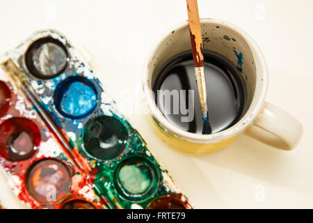 Aquarell Aquarell-Farben in Box mit Pinsel Stockfoto