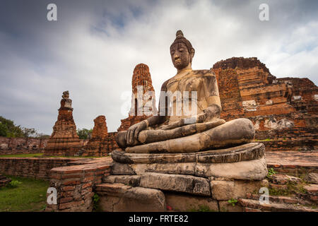 Antike Buddha-Statue im Wat Mahathat. Historische Stadt von Ayutthaya, Thailand Stockfoto