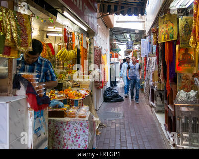 Einer der engen Gassen in der alten überdachten Textile Souk Bur Dubai in der Altstadt von Dubai, Vereinigte Arabische Emirate Stockfoto