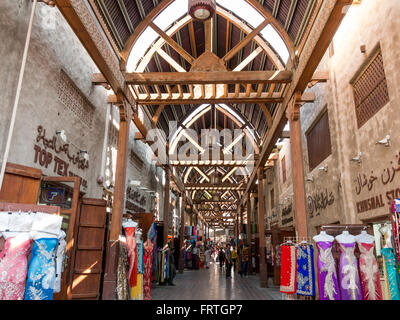 Geschäfte in der alten überdachten Textile Souk Bur Dubai in der Altstadt von Dubai, Vereinigte Arabische Emirate Stockfoto