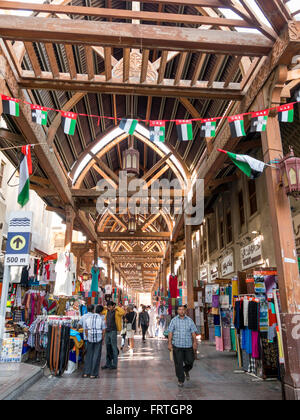 Menschen beim Einkaufen in der alten überdachten Textile Souk Bur Dubai in der Altstadt von Dubai, Vereinigte Arabische Emirate Stockfoto
