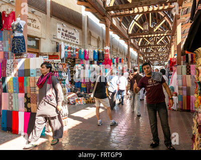 Verkäufer und Shops in der alten überdachten Textile Souk Bur Dubai in der Altstadt von Dubai, Vereinigte Arabische Emirate Stockfoto