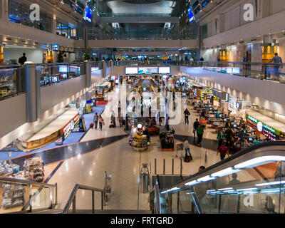 Shopping Center in Halle des Terminal des Dubai International Airport, Vereinigte Arabische Emirate Stockfoto