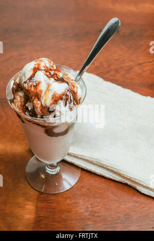 Hot Fudge Eisbecher Stockfoto