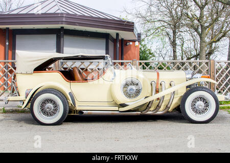 gelbe Excalibur Oldtimer-Profil Stockfoto
