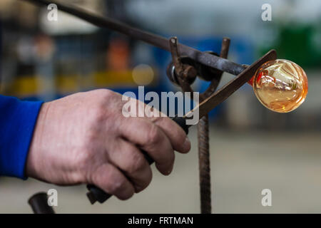 Glasbläser schönes Stück Glas bilden. Ein Glas Crafter wird brennen und bläst ein Kunstwerk. Stockfoto