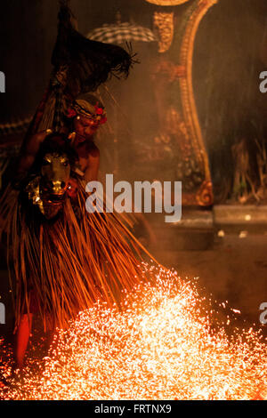 UBUD, Indonesien - März 16: Ein unbekannter Mann führt die Balinesen Sanghyang Jaran Tanz am 16. März 2013 in Ubud, Indonesien Stockfoto