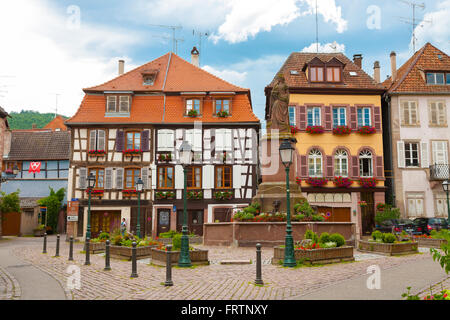 Straßenszene in Ribeauvillé entlang der Weinstraße, Haut-Rhin, Elsass, Frankreich Stockfoto
