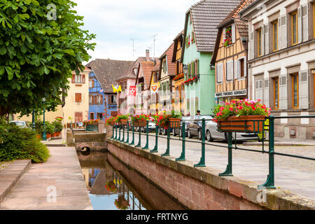 Straßenszene in Ribeauvillé entlang der Weinstraße, Haut-Rhin, Elsass, Frankreich Stockfoto