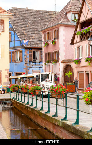 Straßenszene in Ribeauvillé entlang der Weinstraße, Haut-Rhin, Elsass, Frankreich Stockfoto