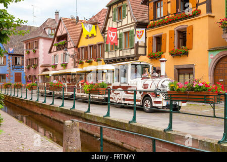 Straßenszene in Ribeauvillé entlang der Weinstraße, Haut-Rhin, Elsass, Frankreich Stockfoto