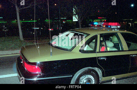 College Park, Maryland, USA, 1. April 2002 Maryland State Polizeiauto mit der hinteren Fenster zerschlagen während eines Aufstandes, das aufgetreten sind, nachdem die University of Maryland Indiana zum Titelgewinn in der NCAA Männer Basketball-Meisterschaft besiegte. Es war Maryland das erste jemals College Basketball-Titel und den Sieg geschickt-Fans in einen Rausch. 5000 Fans treffen die Straßen in der Feier. Angetrieben durch übermäßigen Alkoholkonsum, der Mob Mülltonnen angezündet und Sofas in Brand und Umkippen Objekte auf der Straße begonnen. 6 Polizeiautos wurden beschädigt, 16 Feuer gesetzt worden, Dutzende verletzt Credit: Mark Reinstein Stockfoto