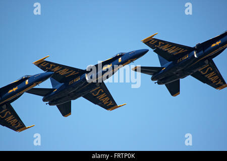 SAN FRANCISCO, Kalifornien - 8. Oktober: The Blue Angels führe Stunts während der Fleet Week am 8. Oktober 2011 in San Francisco. Stockfoto