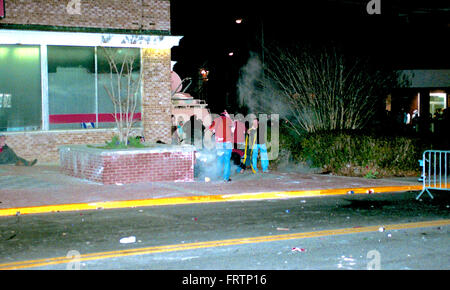 College Park, Maryland, USA, 1. April 2002 Fernsehteam Abriss ihrer Ausrüstung nach von studentischen Demonstranten während einer Nahkampf, die brach aus, nachdem die University of Maryland Indiana zum Titelgewinn in der NCAA Männer Basketball-Meisterschaft besiegte überrannt. Es war Maryland das erste jemals College Basketball-Titel und den Sieg geschickt-Fans in einen Rausch. Eine geschätzte 5.000 treffen die Straßen in der Feier. Angetrieben durch übermäßigen Alkoholkonsum, der Mob Mülltonnen angezündet und Sofas in Brand und Umkippen Objekte auf der Straße begonnen. 6 Polizeiautos wurden beschädigt. Bildnachweis: Mark Reinstein Stockfoto