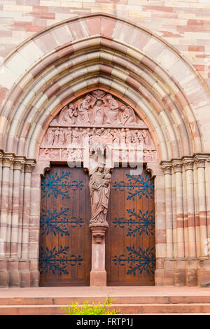 Haustür-Saint-Pierre und Saint-Paul-Kirche in Obernai, Bas-Rhin-Elsass-Frankreich Stockfoto