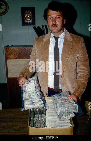 Chicago, Illinois, USA, 18. Mai 1987-DEA-Agenten anzeigen Geld Waffen und Drogen beschlagnahmt bei jüngsten Razzien Credit: Mark Reinstein Stockfoto