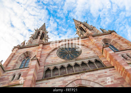 Fassade-Saint-Pierre und Saint-Paul-Kirche in Obernai, Bas-Rhin-Elsass-Frankreich Stockfoto