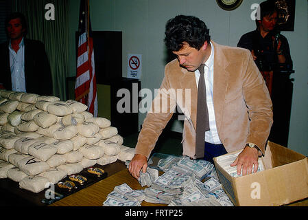 Chicago, Illinois, USA, 18. Mai 1987-DEA-Agenten anzeigen Geld Waffen und Drogen beschlagnahmt bei jüngsten Razzien Credit: Mark Reinstein Stockfoto