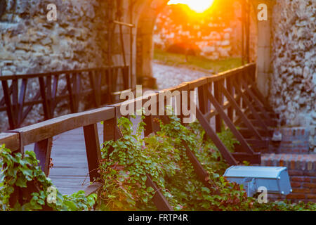 Hölzerne Brücke gegen Sonnenuntergang am Festung Kalemegdan in Belgrad, Serbien Stockfoto